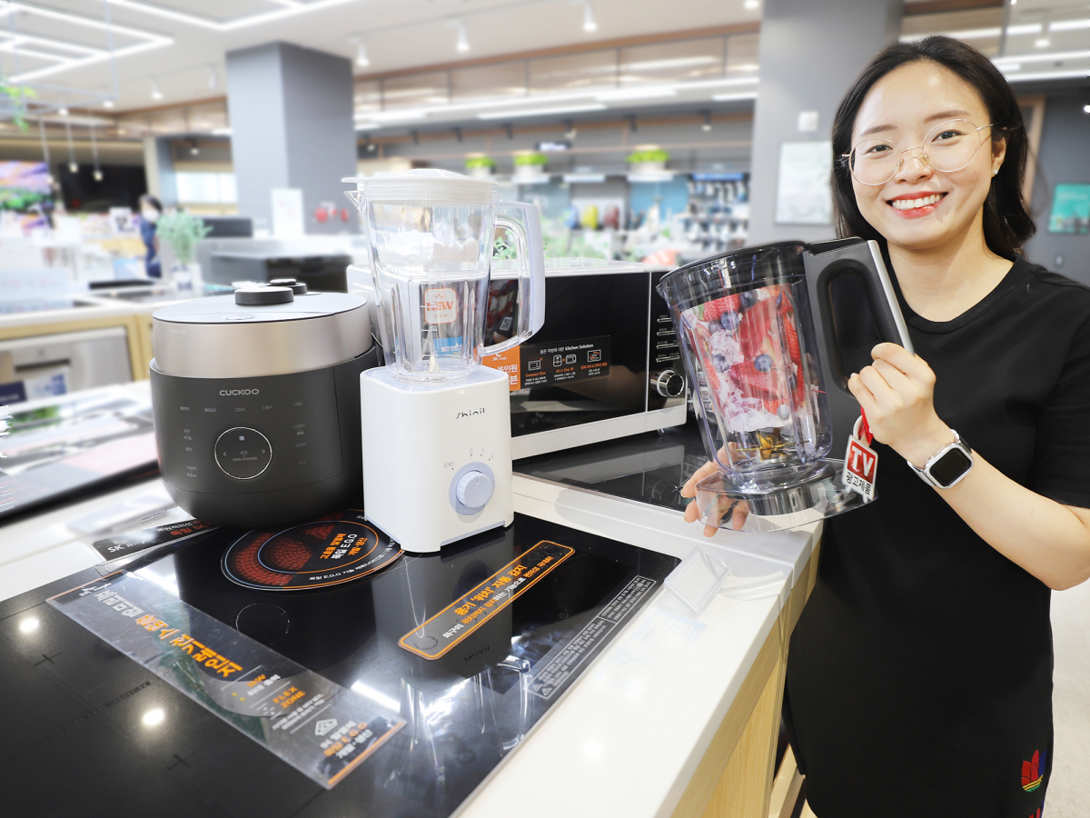 ▲모델이 롯데하이마트 대치점에서 주방 가전 행사 상품을 살펴보고 있다. (사진제공=롯데하이마트)