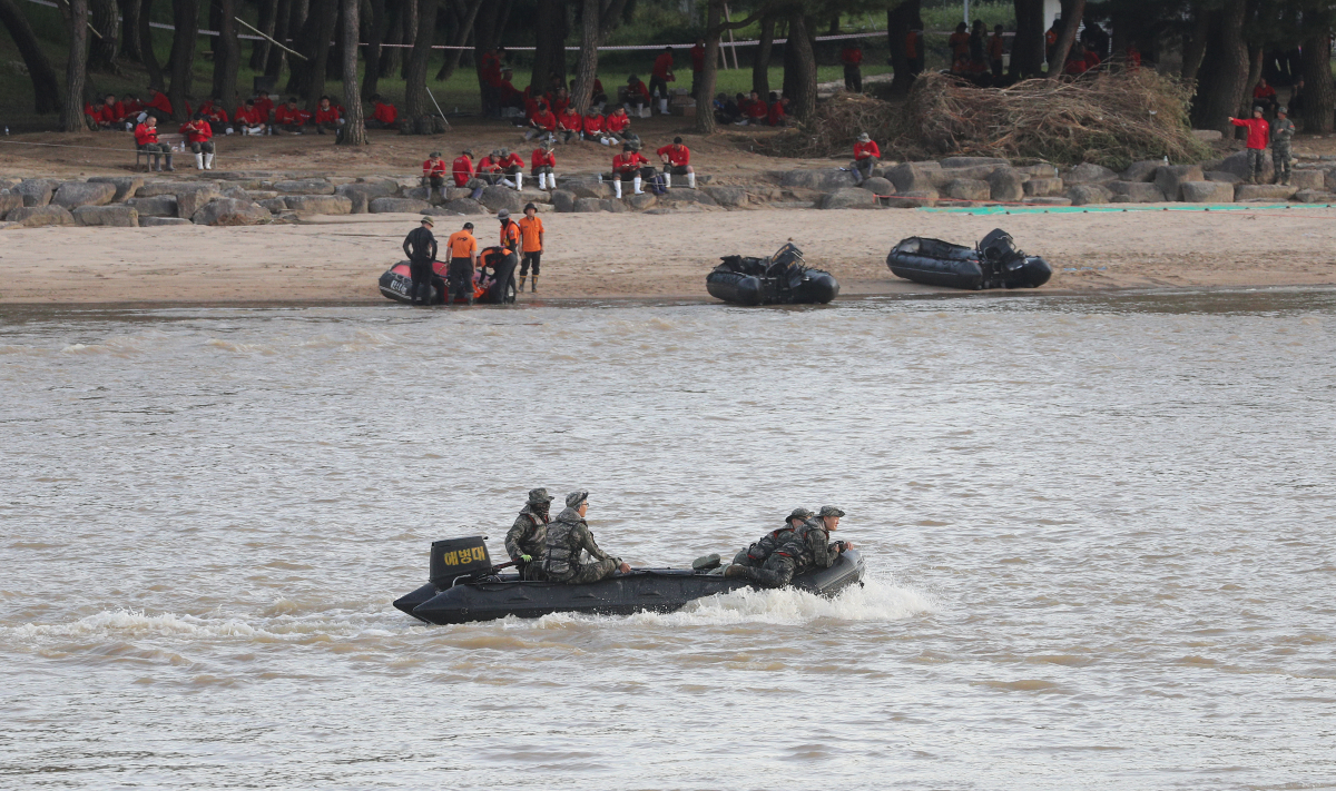 ▲19일 오후 경북 예천군 호명면 선몽대 인근 하천에서 수색작업을 하다 실종된 해병 장병을 찾기 위한 수색이 계속되고 있다. (연합뉴스)