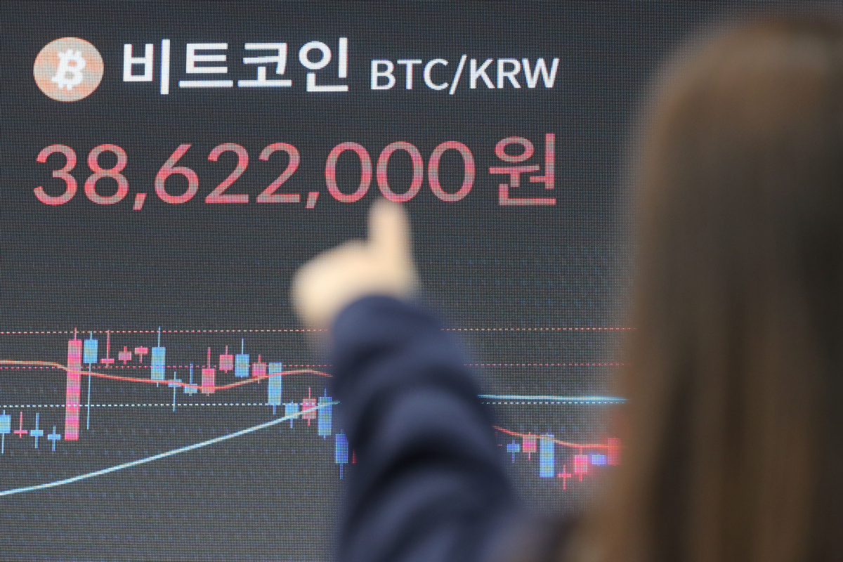 ▲19일 오후 서울 서초구 빗썸 고객지원센터 전광판에 비트코인 가격이 표시되고 있다. (뉴시스)