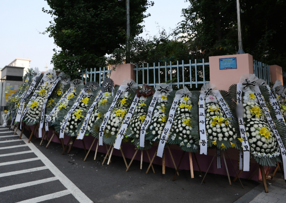 ▲20일 오전 서울 서초구 한 초등학교 앞에 추모 화환이 놓여있다. 교육계에 따르면 이 학교 담임 교사 A씨가 학교 안에서 극단적 선택을 해 숨지는 일이 발생했다.  (연합뉴스)