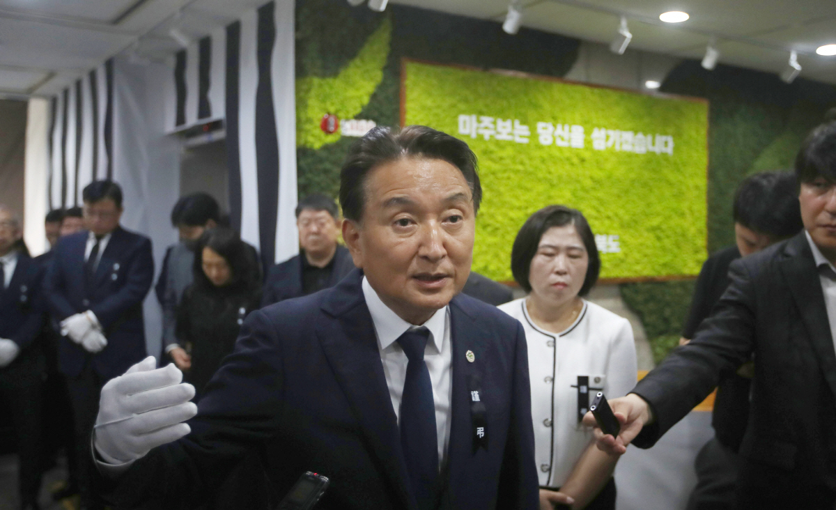 ▲김영환 충북도지사가 20일 오전 충북도청에 마련된 청주 오송 지하차도 참사 합동분향소에 방문해 기자들의 질문에 대답하고 있다. (연합뉴스)