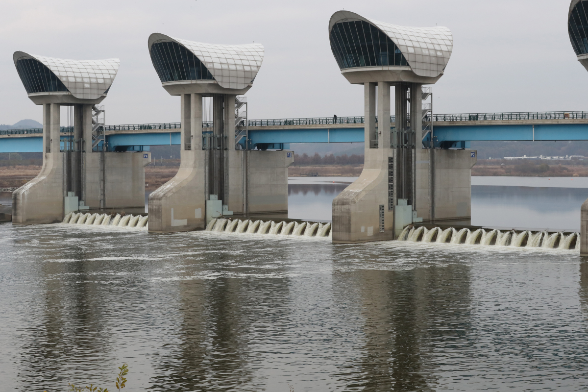▲충남 부여군 백제보의 수문이 열려 물이 쏟아지고 있는 모습. ppkjm@newsis.com (뉴시스)