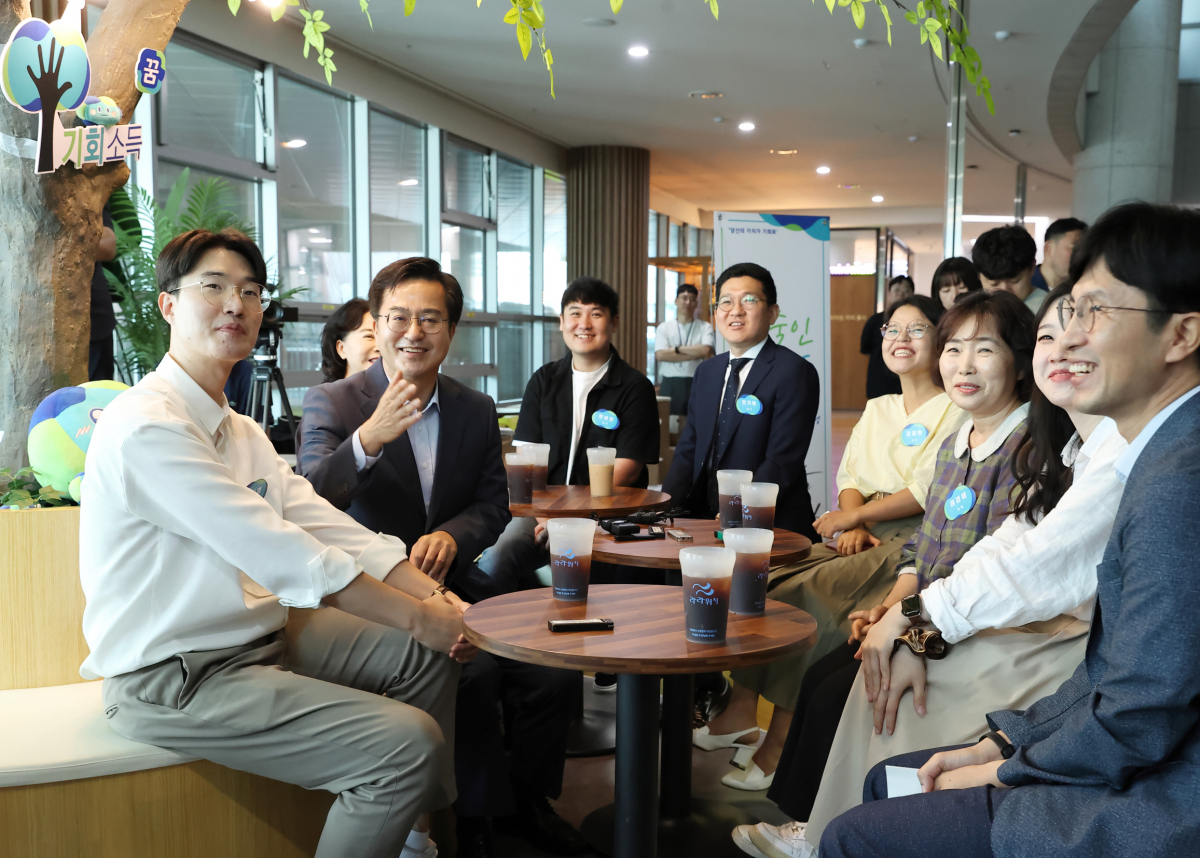 ▲김동연 경기지사가 예술인기회소득 최초수혜자들과 간담회 가졌다. (경기도)