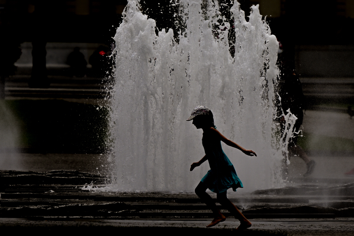 ▲독일 베를린에서 17일(현지시간) 한 소녀가 분수대 옆을 지나고 있다. 베를린/EPA연합뉴스
