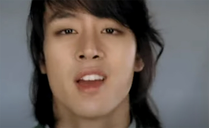 ▲(출처=유튜브 ‘청림 - STEP’ 뮤직비디오 캡처)