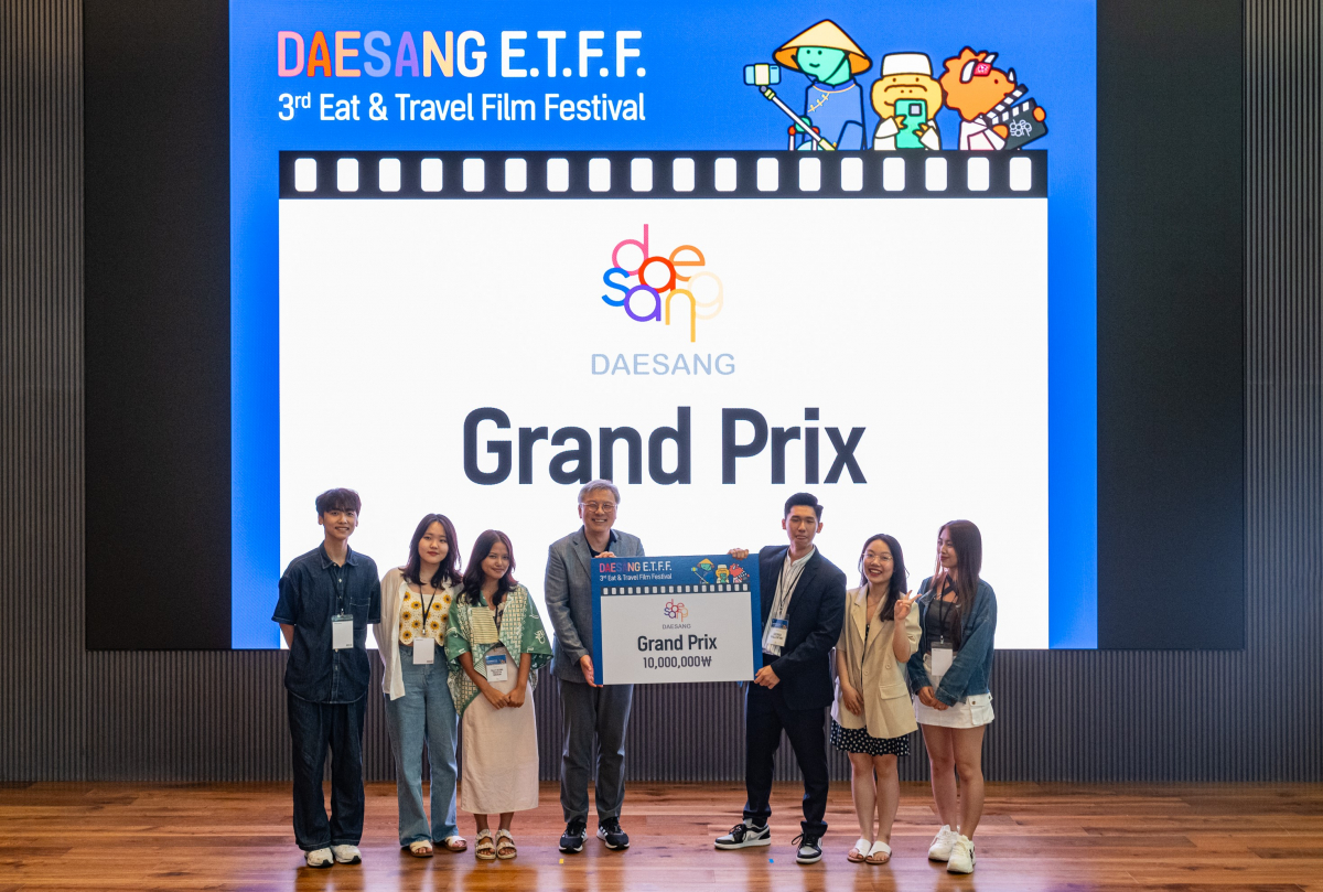 ▲19일 열린 '제3회 대상그룹 대학생 스마트폰 영화제' 시상식에서 심사를 맡은 권형진 감독과(왼쪽 네 번째) 그랑프리를 수상한 EATERS팀이 기념촬영을 하고 있다.  (사진제공=대상)