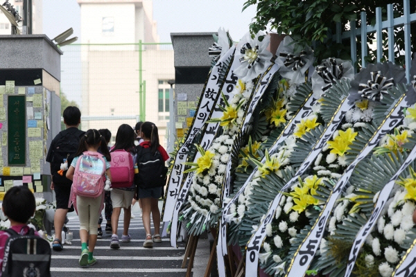 ▲20일 오전 서초구 한 초등학교 앞에 추모 화환들이 가득 놓여 있다. (연합뉴스)
