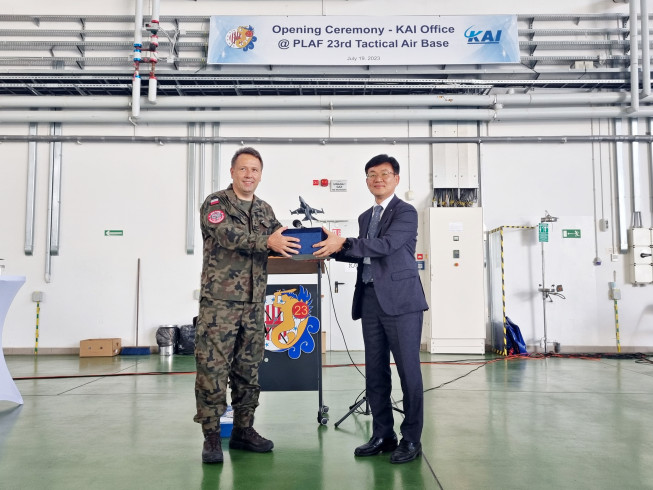 ▲KAI 폴란드 기지사무소 개소식 기념 FA-50 모형 증정 (좌측 르샤르드 고르치사(Ryszard Gorczyca) 부단장, 우측 KAI 이상재 CS센터장)
