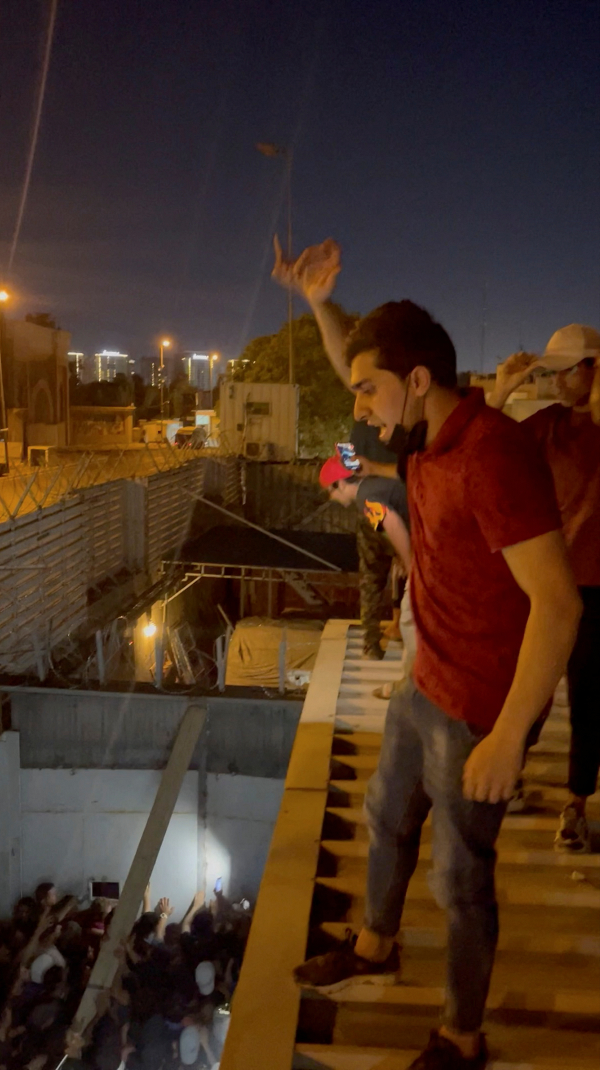 ▲20일 새벽 이라크 바그다드 주재 스웨덴 대사관을 급습한 시위대 일부가 대사관 건물에 올라와있다. 바그다드/로이터연합뉴스