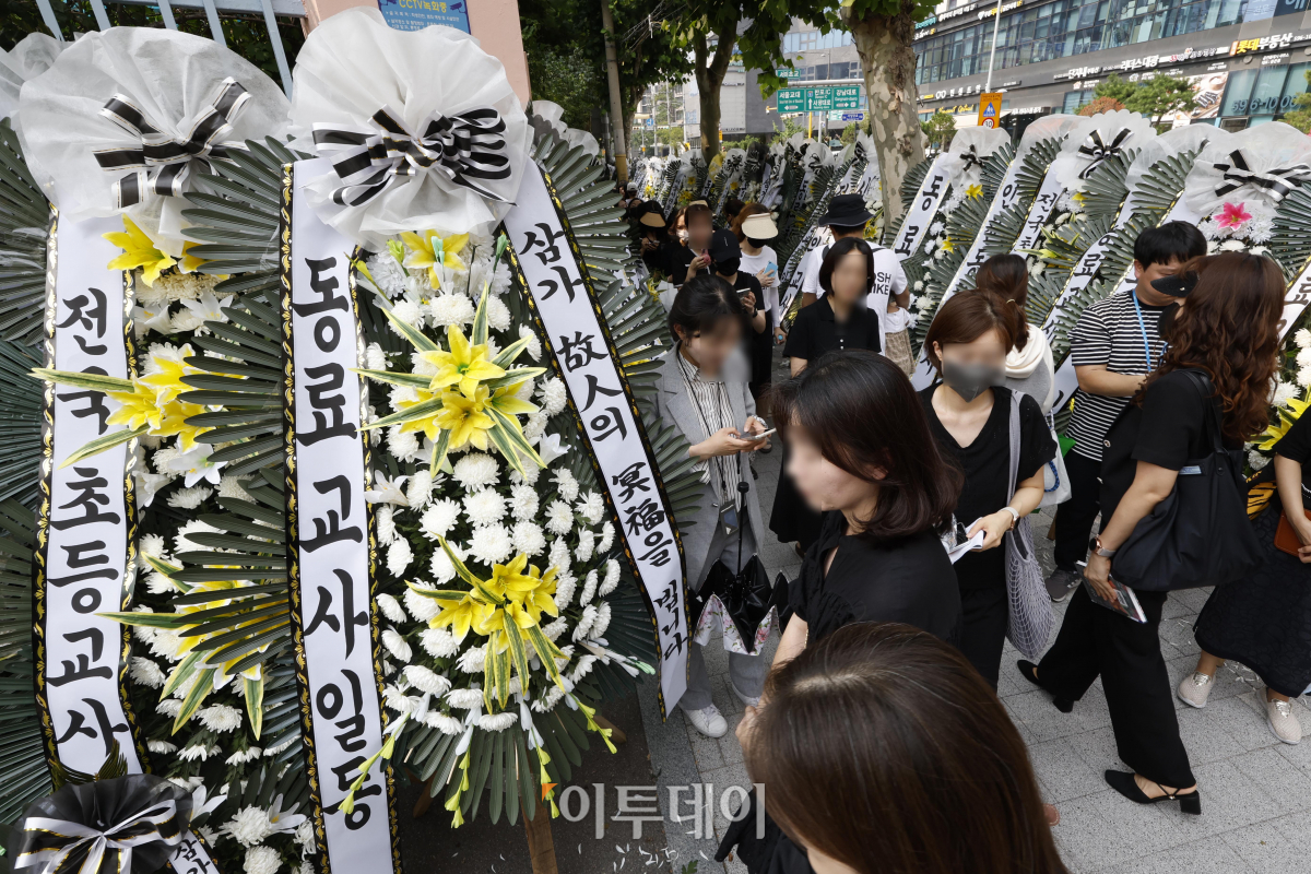 ▲20일 오후 신규교사가 극단적 선택을 한 서울 서초구 서이초등학교 앞에서 열린 추모행사에서 추모객들의 추모 발길이 이어지고 있다. 조현호 기자 hyunho@