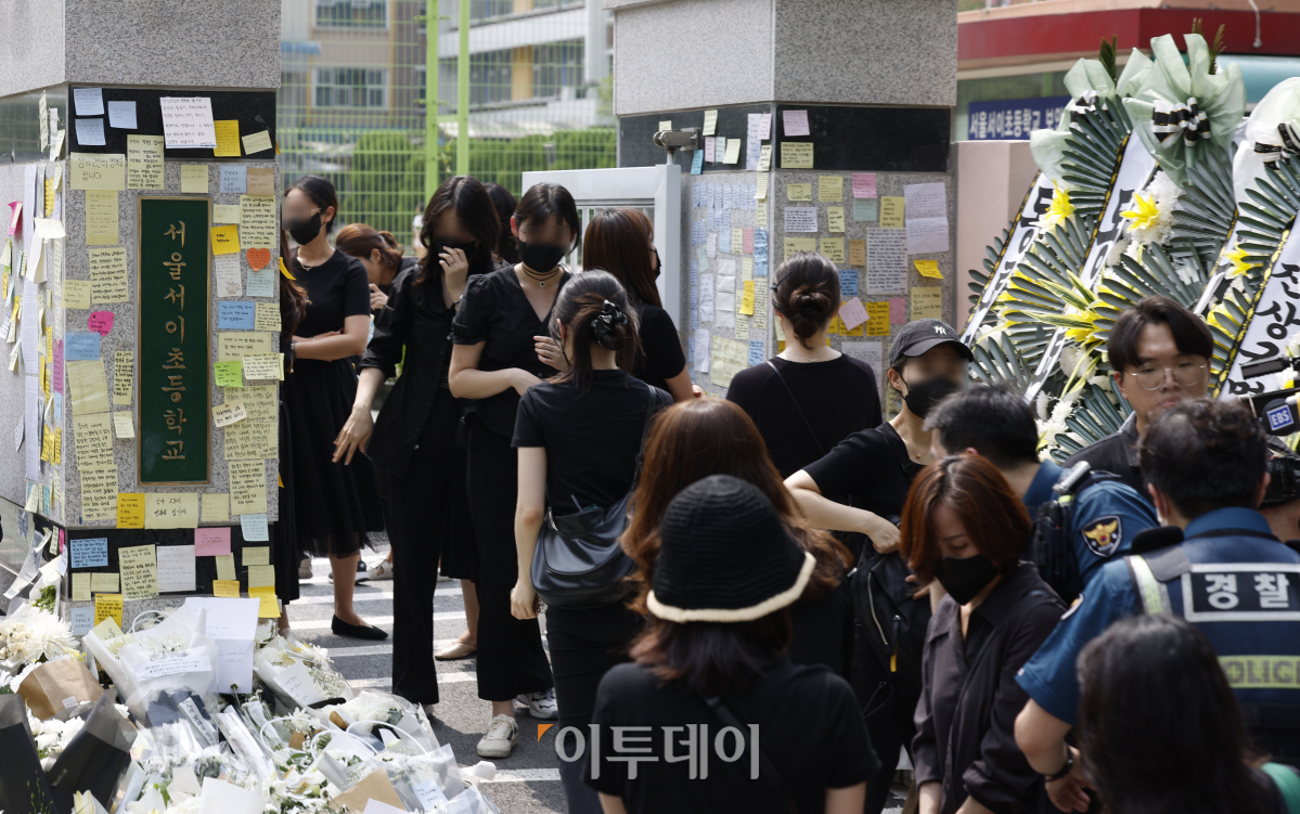 ▲20일 오후 신규교사가 극단적 선택을 한 서울 서초구 서이초등학교 앞에서 열린 추모행사에 추모객들의 추모 발길이 이어지고 있다. 조현호 기자 hyunho@