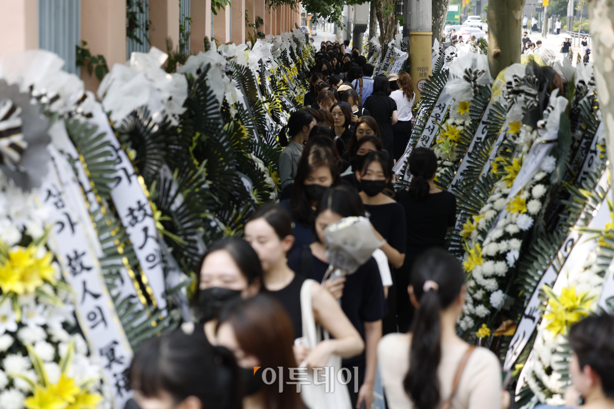 ▲20일 오후 신규교사가 극단적 선택을 한 서울 서초구 서이초등학교 앞에서 열린 추모행사에 추모객들의 추모 발길이 이어지고 있다.  (조현호 기자 hyunho@)