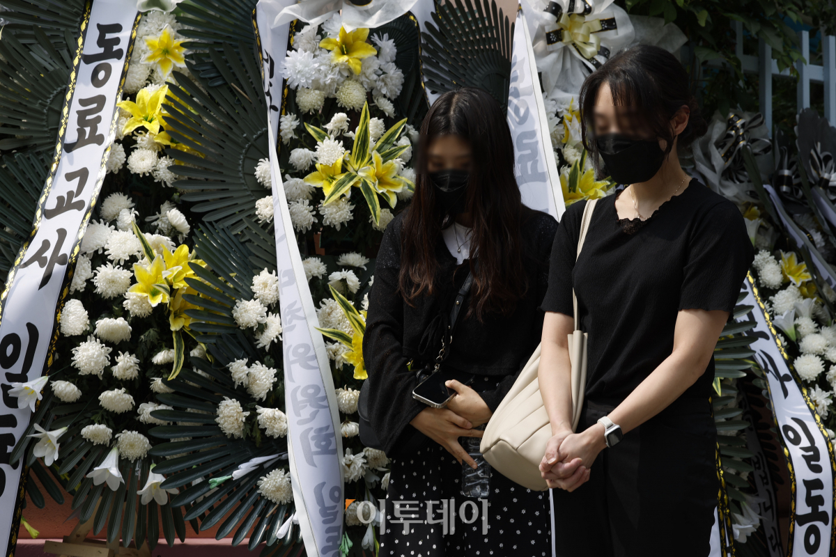 ▲20일 오후 신규교사가 극단적 선택을 한 서울 서초구 서이초등학교 앞에서 열린 추모행사에서 추모객들이 추모하고 있다. 조현호 기자 hyunho@