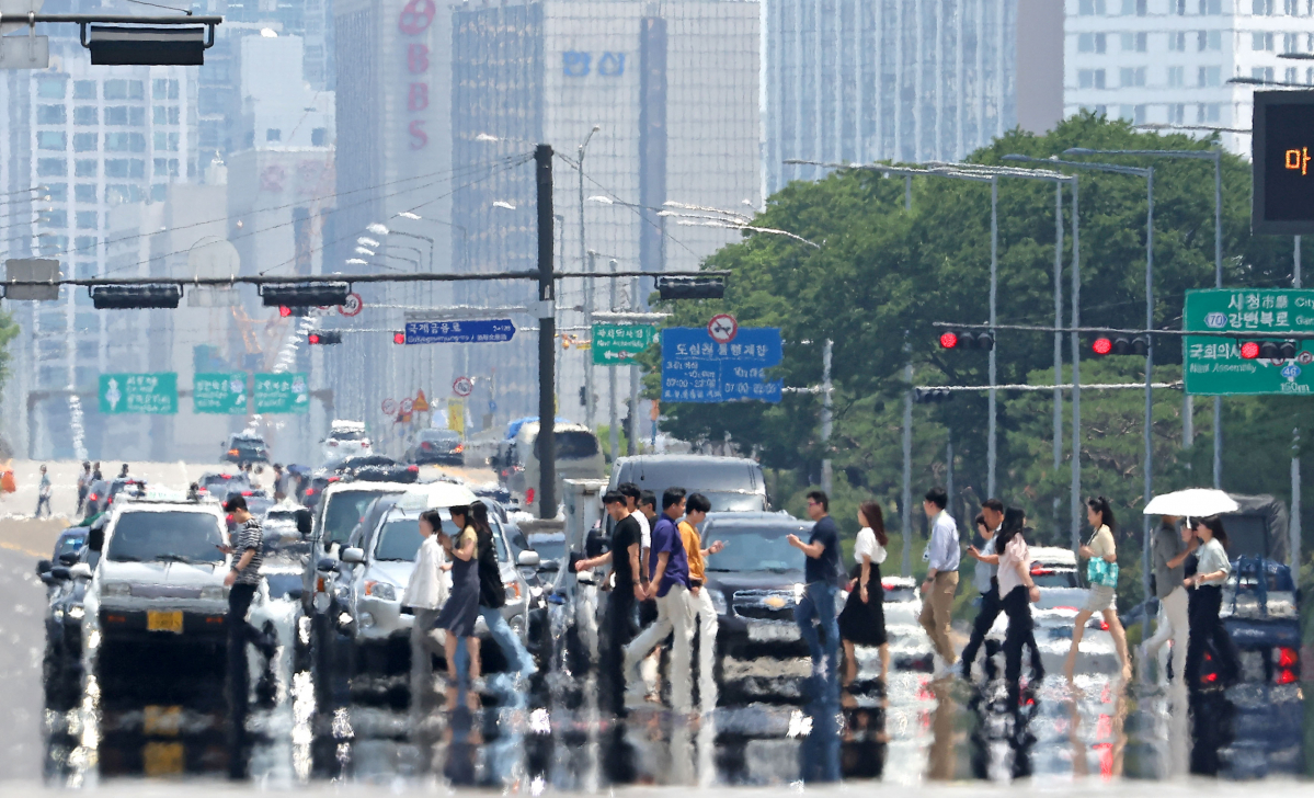 ▲서울,경기 등 중부지방에 폭염주의보가 발효 중인 지난 6월 19일 서울 여의대로에 아지랑이가 피어오르고 있다. (연합뉴스)