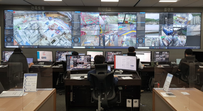 ▲본사 상황실에서 현장의 공사 상황을 실시간으로 모니터링하고 있다(사진제공=삼성물산)