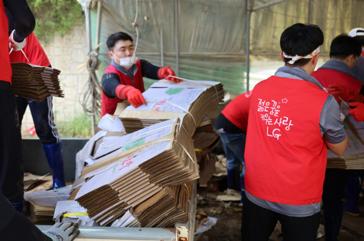 ▲ 21일 오전 수해를 입은 청주시 오송읍 호계리 토마토 농장에서 LG에너지솔루션 오창 에너지플랜트 임직원 80여 명이 수해 복구 봉사활동을 진행하고 있다. (사진제공=LG에너지솔루션)