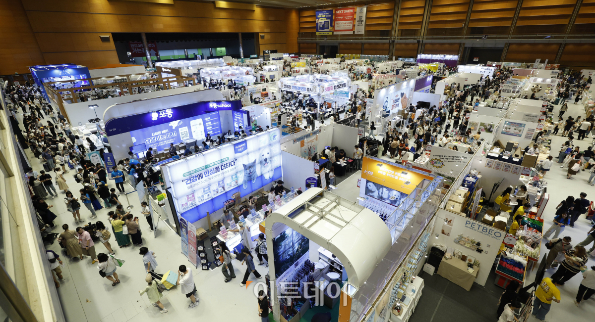 ▲21일 서울 강남구 코엑스에서 열린 '2023 케이펫페어'에서 관람객들이 반려동물 용품을 살펴보고 있다. 조현호 기자 hyunho@