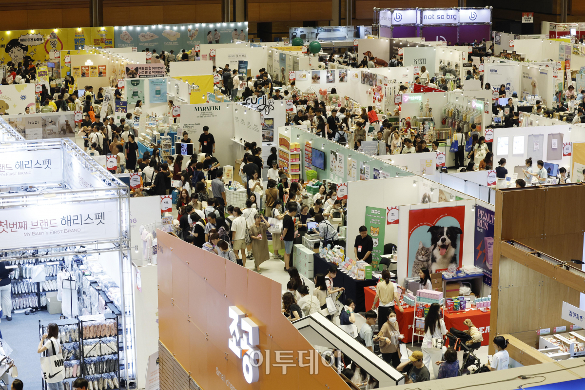 ▲21일 서울 강남구 코엑스에서 열린 '2023 케이펫페어'에서 관람객들이 반려동물 용품을 살펴보고 있다. 조현호 기자 hyunho@