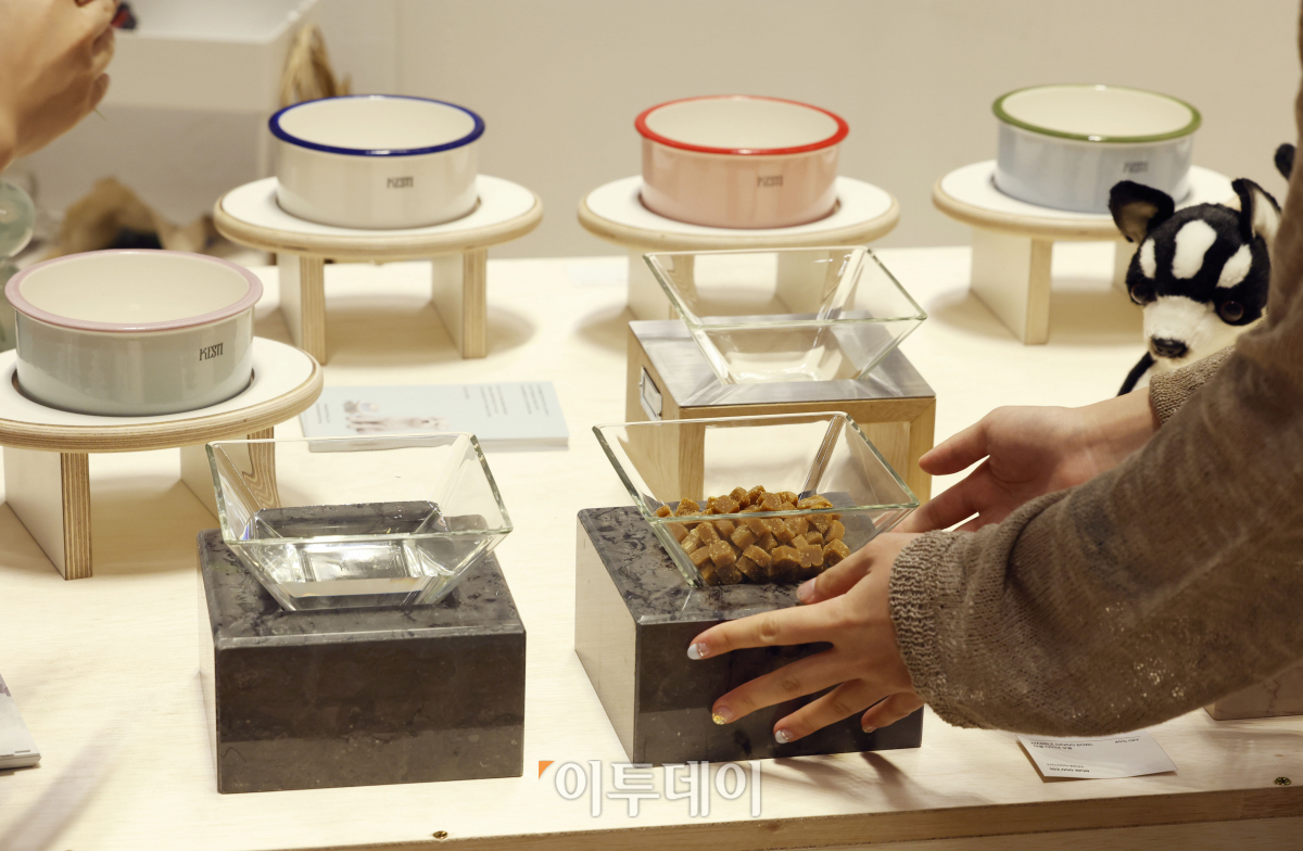 ▲21일 서울 강남구 코엑스에서 열린 '2023 케이펫페어'에서 관람객들이 반려동물 식기를 살펴보고 있다. 조현호 기자 hyunho@