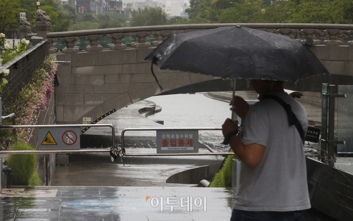 ▲서울 전역에 호우주의보가 발효된 23일 서울 중구 청계광장 산책로가 침수위험으로 통제되고 있다. 기상청은 중부지방과 전라권을 중심으로 최대 120mm 이상의 많은 비가 내릴 것으로 예보했다. 조현호 기자 hyunho@