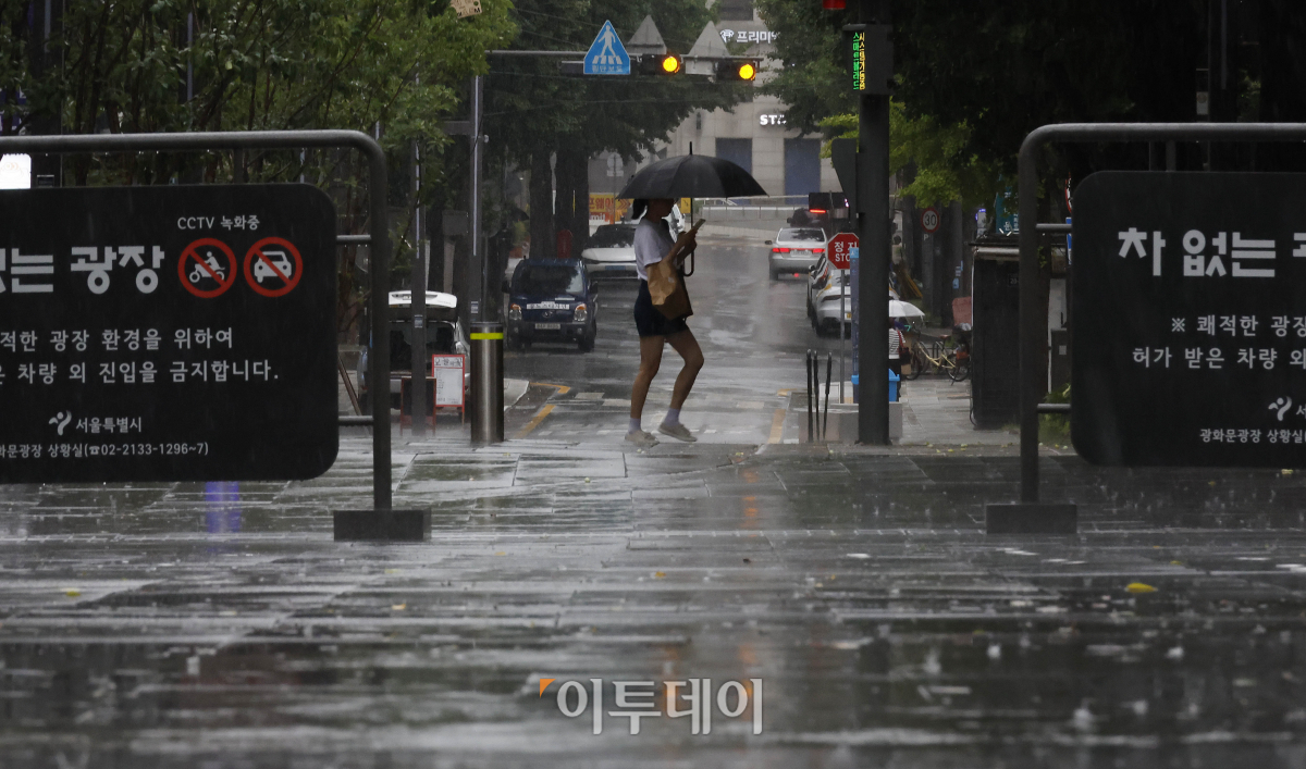 ▲1년 중 가장 덥다는 절기상 대서인 23일 오전 서울 종로구 광화문역 일대에서 우산을 쓴 시민이 발걸음을 재촉하고 있다. 기상청은 이날 오전 6시를 기해 서울 전역에 호우주의보를 발령하고 중부지방과 전라권을 중심으로 최대 120mm 이상의 많은 비가 내릴 것으로 예보했다. 조현호 기자 hyunho@