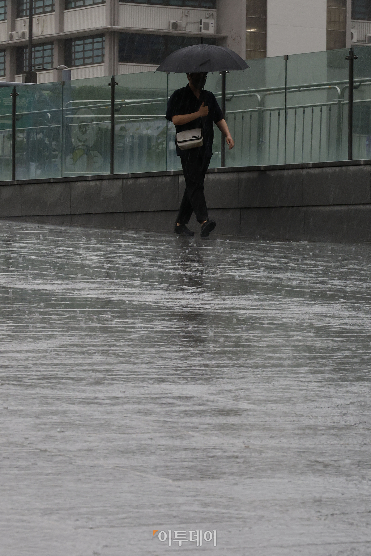 ▲1년 중 가장 덥다는 절기상 대서인 23일 오전 서울 종로구 광화문역 일대에서 우산을 쓴 시민이 발걸음을 재촉하고 있다. 기상청은 이날 오전 6시를 기해 서울 전역에 호우주의보를 발령하고 중부지방과 전라권을 중심으로 최대 120mm 이상의 많은 비가 내릴 것으로 예보했다. 조현호 기자 hyunho@