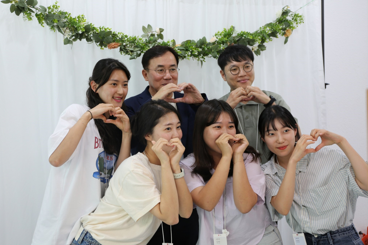 ▲지난달 23일 LG이노텍 구미 사업장에서 열린 ‘CEO컴앤컴’ 행사에서 정철동 사장과 직원들이 ‘인생네컷’을 함께 찍고 있다. (사진제공=LG이노텍)