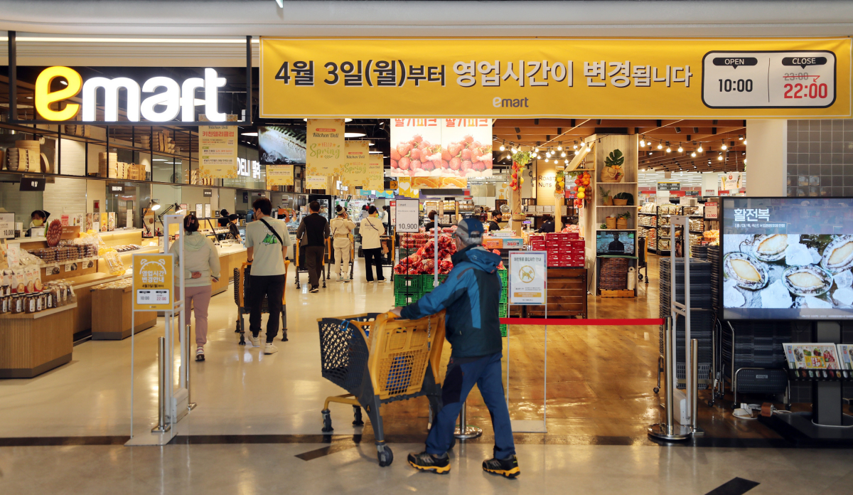 ▲이마트에 영업시간 조정을 알리는 문구가 붙어있다. (사진제공=이마트)