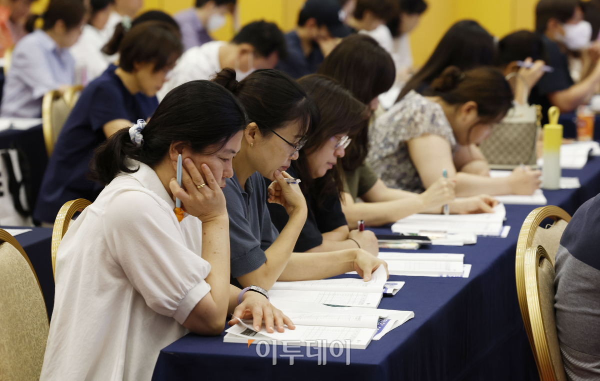 ▲23일 서울 광진구 세종대학교 광개통관에서 열린 '종로학원 2024대입 수시·정시 지원전략 설명회'에서 수험생과 학부모들이 입시자료를 보며 설명을 듣고 있다. 조현호 기자 hyunho@