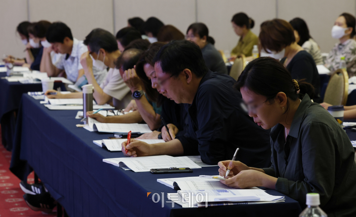 ▲23일 서울 광진구 세종대학교 광개통관에서 열린 '종로학원 2024대입 수시·정시 지원전략 설명회'에서 수험생과 학부모들이 입시자료를 보며 설명을 듣고 있다. 조현호 기자 hyunho@