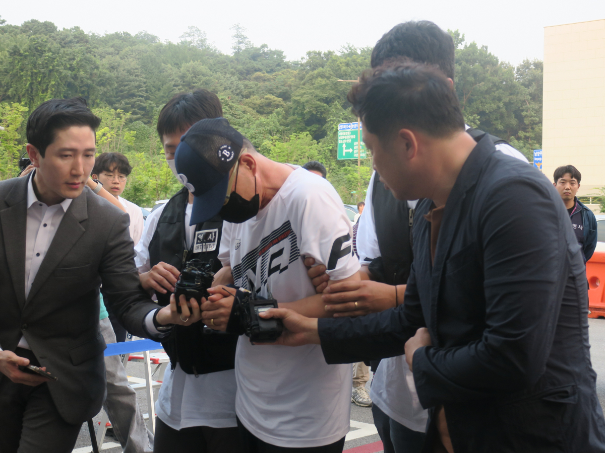 ▲남 보령시에서 검거된 남양주 모녀살해사건의 용의자 김모(51)씨가 21일 오후 남양주남부경찰서로 압송돼 되는 모습. (뉴시스)