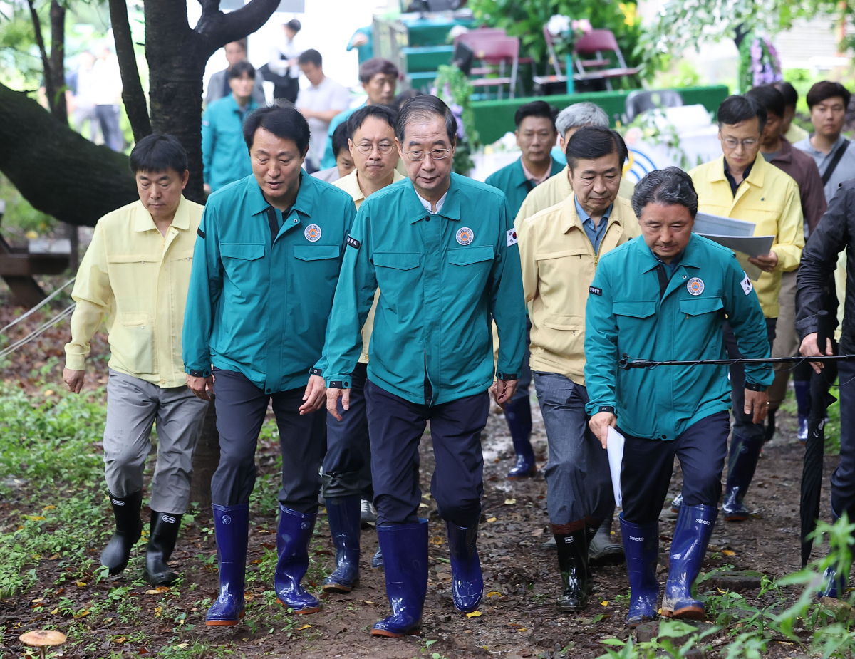 ▲지난해 7월 23일 한덕수 국무총리가 산사태 우려 신고가 접수된 서울 서초구 관문사 인근 산책로를 방문해 대응 상황을 점검하고 있다. (연합뉴스)
