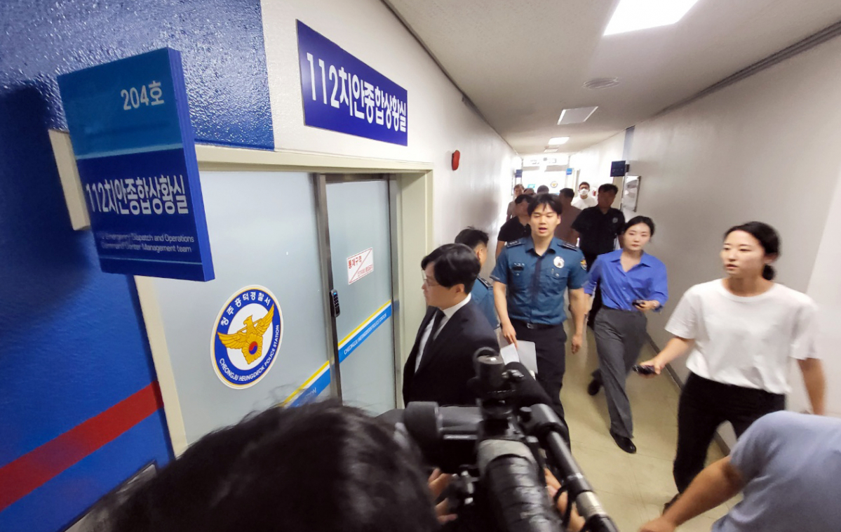 ▲24일 오전 검찰 관계자가 오송 지하차도 참사 부실 대응 의혹을 받는 청주흥덕경찰서에서 압수수색을 진행하고 있다. (연합뉴스)
