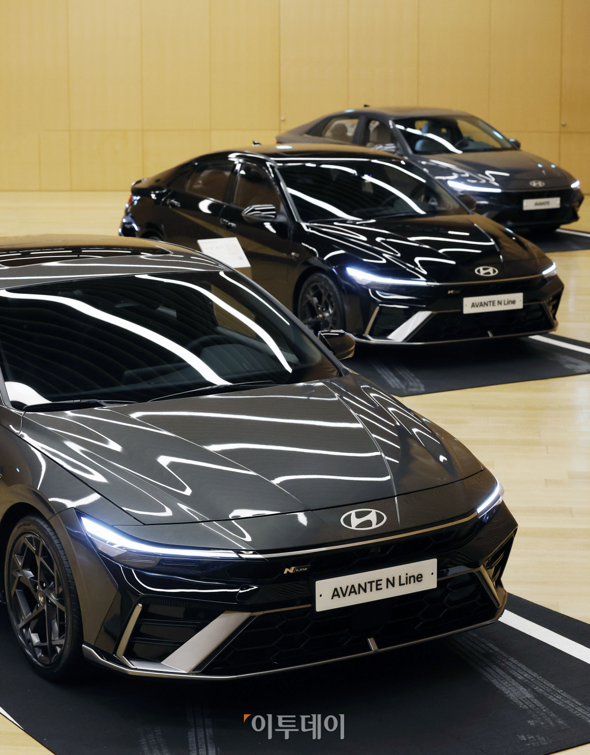 ▲24일 오전 경기도 고양시 현대모터스튜디오 고양에서 열린 '더 뉴 아반떼 N' 사전 공개 행사에 현대 신형 더 뉴 아반떼 N라인이 전시되어 있다. 조현호 기자 hyunho@