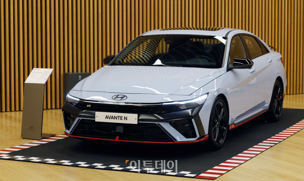 ▲24일 오전 경기도 고양시 현대모터스튜디오 고양에서 열린 '더 뉴 아반떼 N' 사전 공개 행사에 현대 신형 더 뉴 아반떼N이 전시되어 있다. 조현호 기자 hyunho@