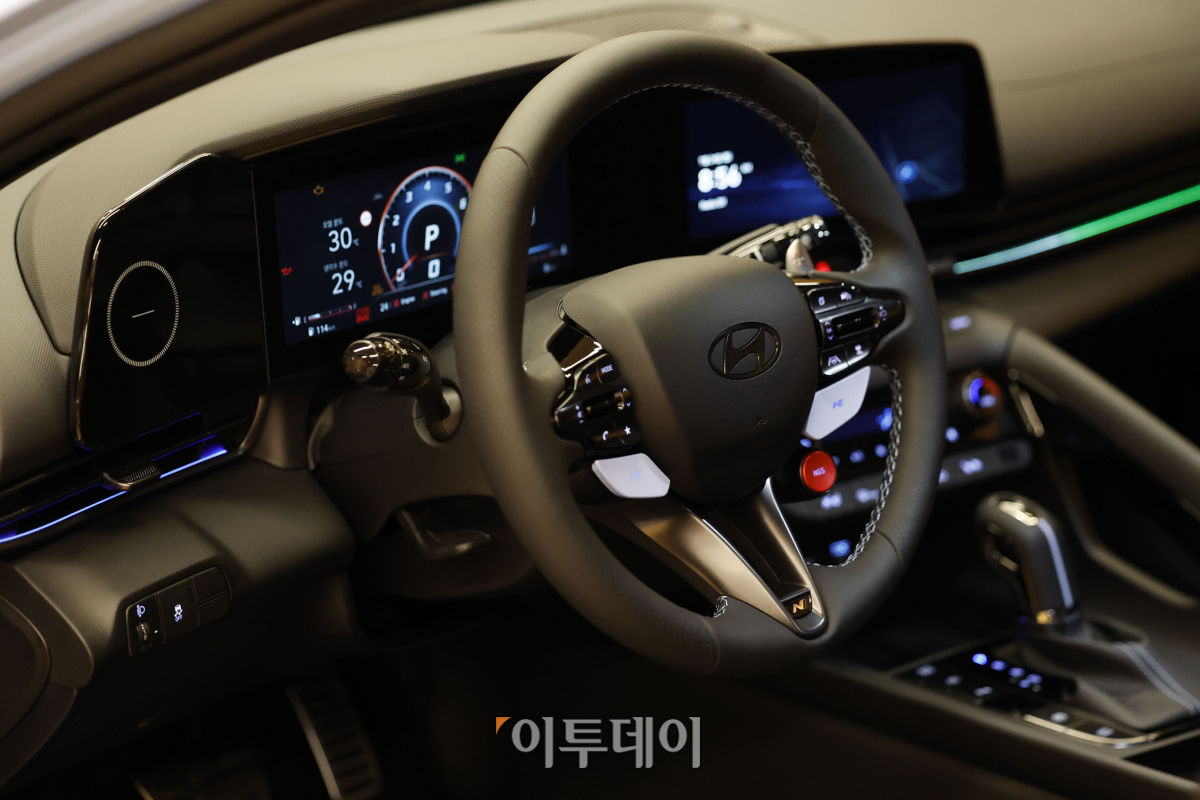 ▲24일 오전 경기도 고양시 현대모터스튜디오 고양에서 열린 '더 뉴 아반떼 N' 사전 공개 행사에 현대 신형 더 뉴 아반떼N이 전시되어 있다. 조현호 기자 hyunho@