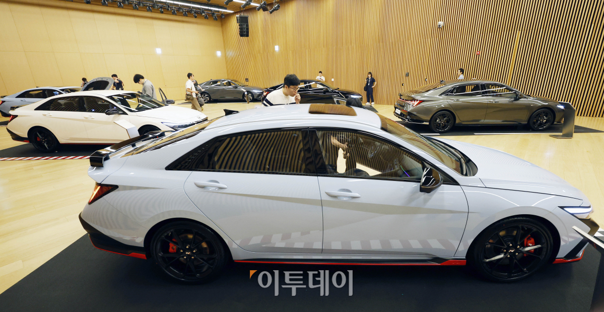 ▲24일 오전 경기도 고양시 현대모터스튜디오 고양에서 열린 '더 뉴 아반떼 N' 사전 공개 행사에 현대 신형 더 뉴 아반떼N·아반떼 N라인이 전시되어 있다. 조현호 기자 hyunho@