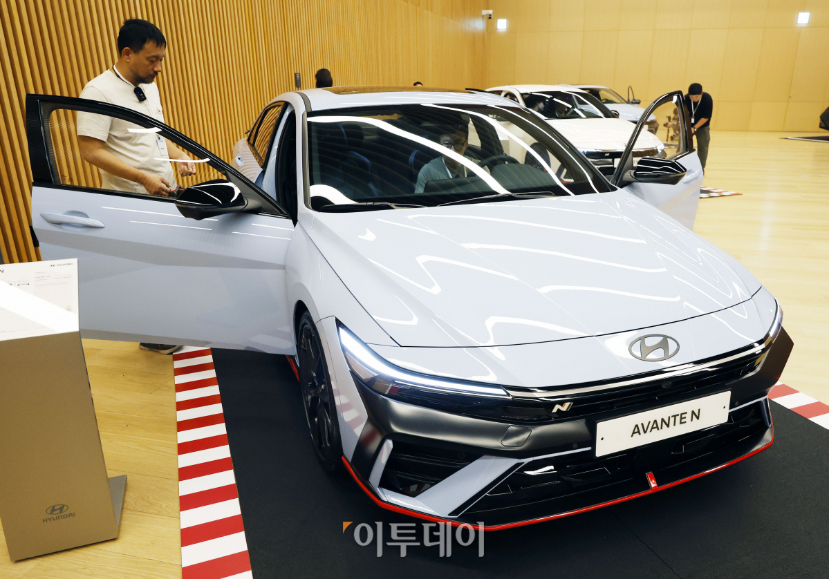 ▲24일 오전 경기도 고양시 현대모터스튜디오 고양에서 열린 '더 뉴 아반떼 N' 사전 공개 행사에 현대 신형 더 뉴 아반떼N이 전시되어 있다. 조현호 기자 hyunho@