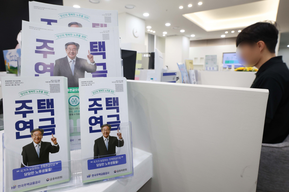 ▲주택연금 신규 가입 건수가 또다시 사상 최대치를 기록했다. 24일 주택금융공사(HF)가 최승재 국민의힘 의원실에 제출한 자료에 따르면 올해 상반기 주택연금 신규가입 건수는 작년보다 17.1% 늘어난 8109건으로 지난해에 이어 2년 연속 사상 최대기록을 경신했다. 올해 상반기 연금 지급액은 작년보다 35.7% 증가한 1조1857억원으로 처음 1조원을 넘어섰다. 주택연금 수령액은 가입 당시 평가한 주택 시가로 결정되는데, 최근 전반적인 집값 하락세가 가입자 증가를 이끈 것으로 풀이된다. 이날 서울 중구 HF 서울중부지사에서 한 시민이 주택연금 상담을 받고 있다. 신태현 기자 holjjak@