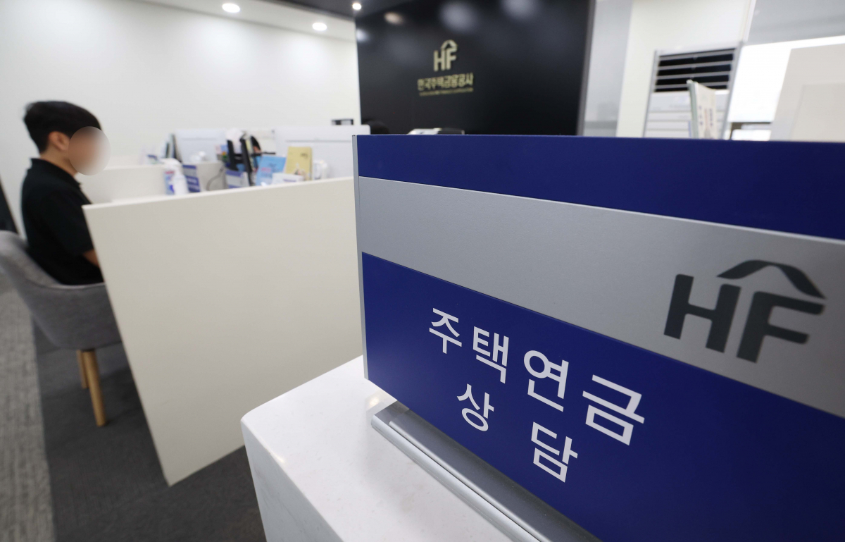 ▲주택연금 신규 가입 건수가 또다시 사상 최대치를 기록했다. 24일 주택금융공사(HF)가 최승재 국민의힘 의원실에 제출한 자료에 따르면 올해 상반기 주택연금 신규가입 건수는 작년보다 17.1% 늘어난 8109건으로 지난해에 이어 2년 연속 사상 최대기록을 경신했다. 올해 상반기 연금 지급액은 작년보다 35.7% 증가한 1조1857억원으로 처음 1조원을 넘어섰다. 주택연금 수령액은 가입 당시 평가한 주택 시가로 결정되는데, 최근 전반적인 집값 하락세가 가입자 증가를 이끈 것으로 풀이된다. 이날 서울 중구 HF 서울중부지사에서 한 시민이 주택연금 상담을 받고 있다. 신태현 기자 holjjak@