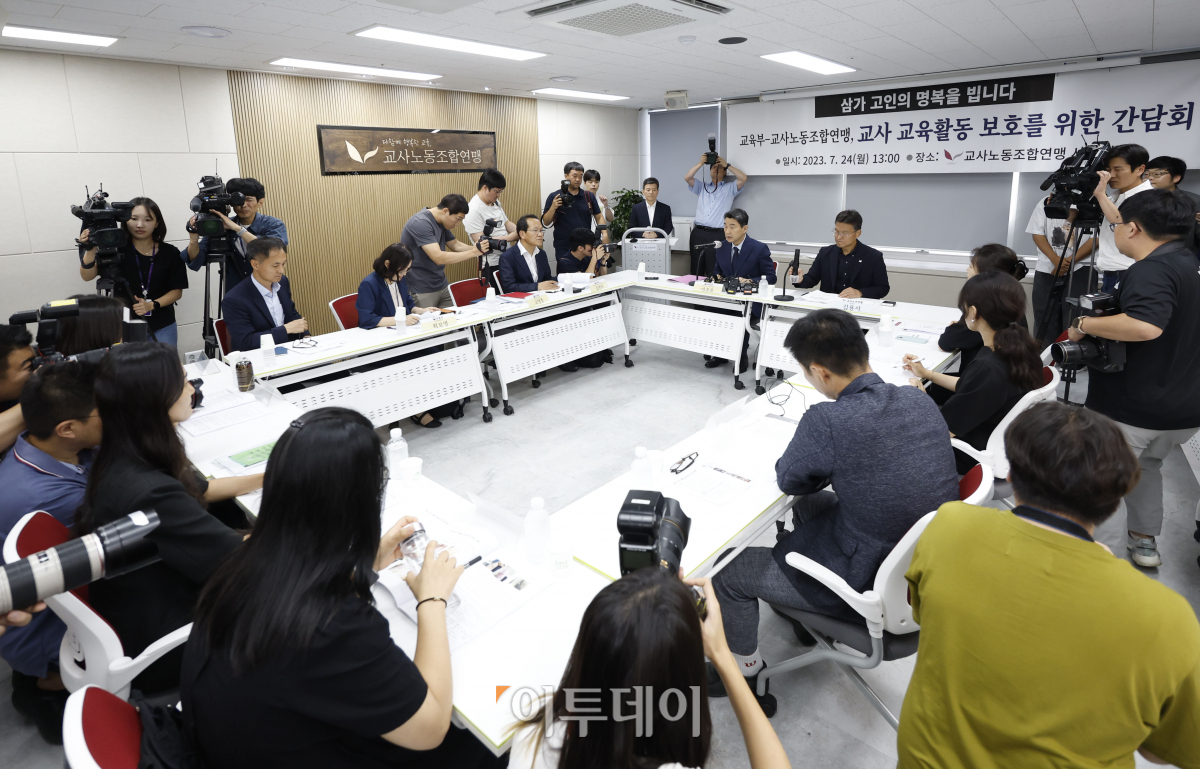 ▲이주호 사회부총리 겸 교육부 장관이 24일 오후 서울 영등포구 한국노총빌딩에서 열린 '교육부-교사노동조합연맹, 교사 교육활동 보호를 위한 간담회'에서 모두발언을 하고 있다. 조현호 기자 hyunho@