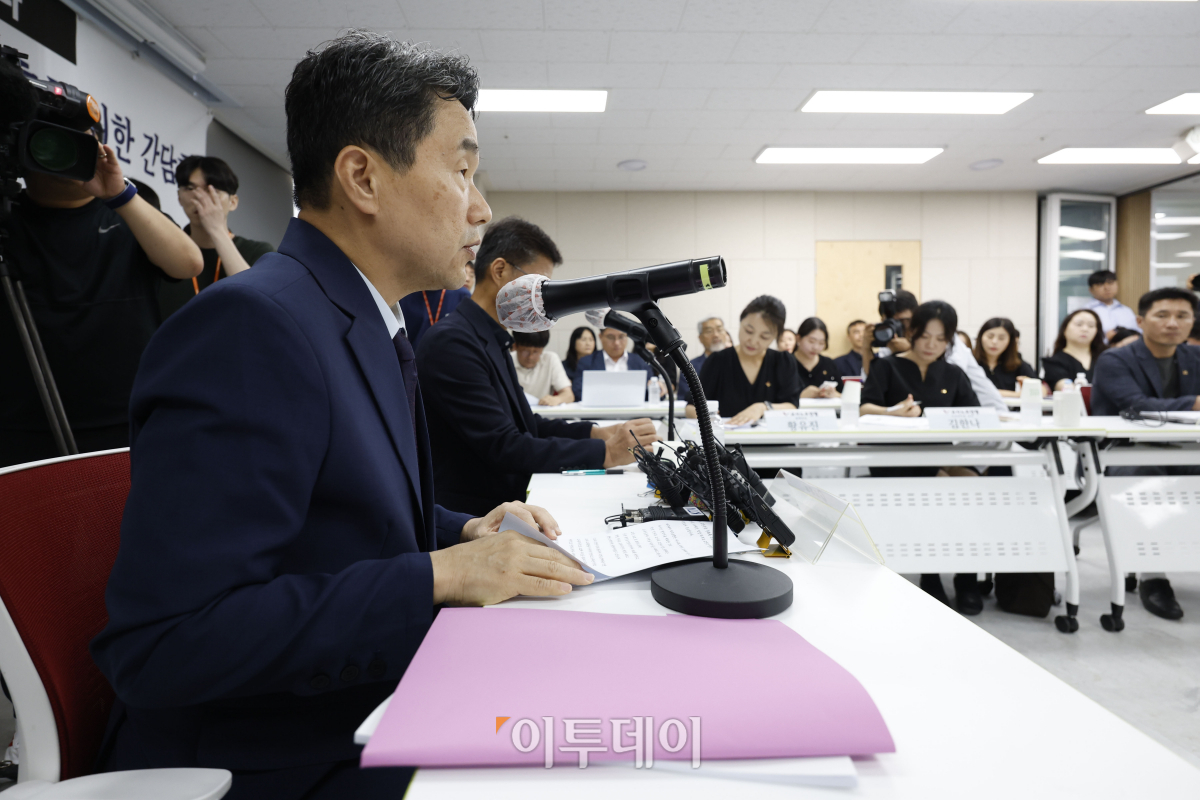 ▲이주호 사회부총리 겸 교육부 장관이 24일 오후 서울 영등포구 한국노총빌딩에서 열린 '교육부-교사노동조합연맹, 교사 교육활동 보호를 위한 간담회'에서 모두발언을 하고 있다. 조현호 기자 hyunho@