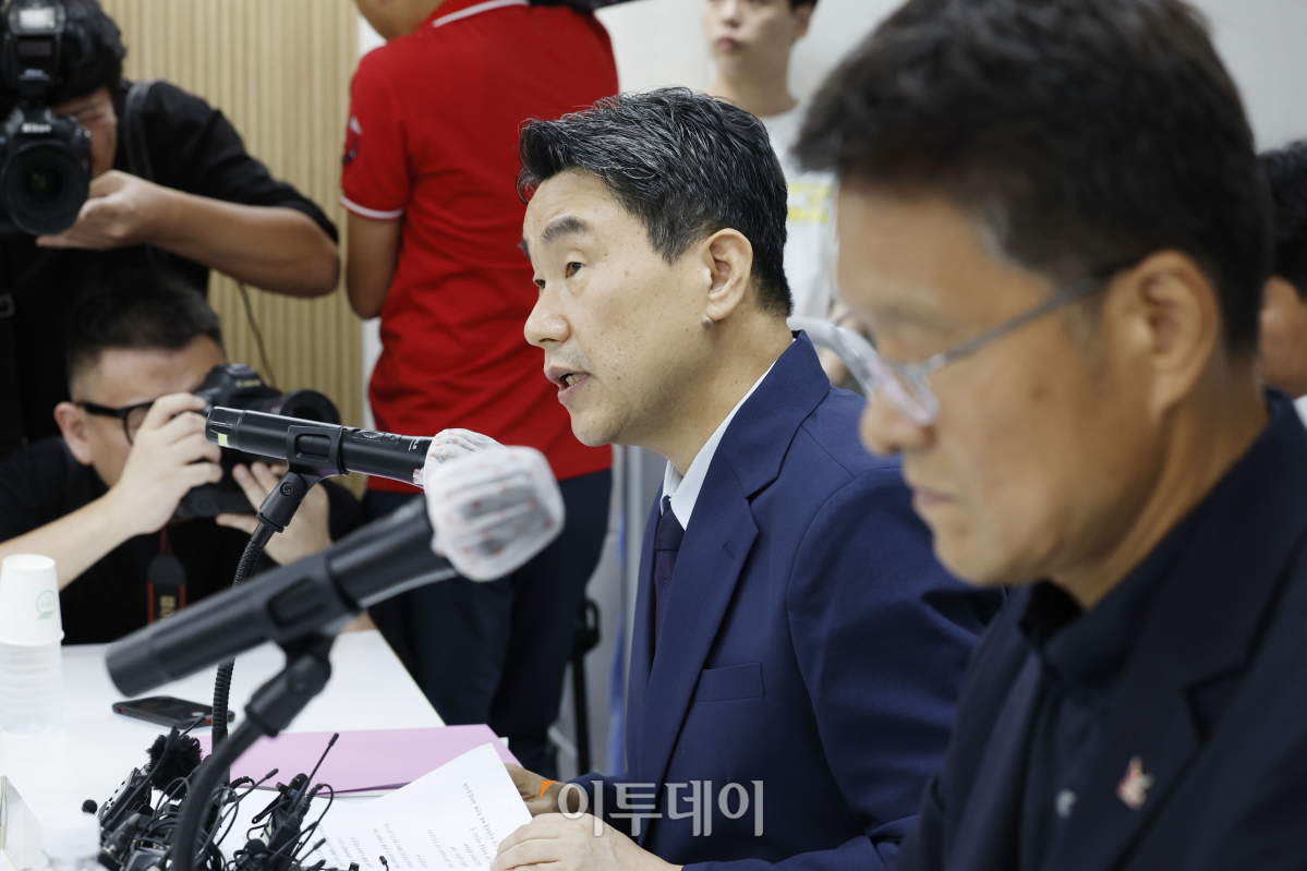 ▲이주호 사회부총리 겸 교육부 장관이 24일 오후 서울 영등포구 한국노총빌딩에서 열린 '교육부-교사노동조합연맹, 교사 교육활동 보호를 위한 간담회'에서 모두발언을 하고 있다. 조현호 기자 hyunho@