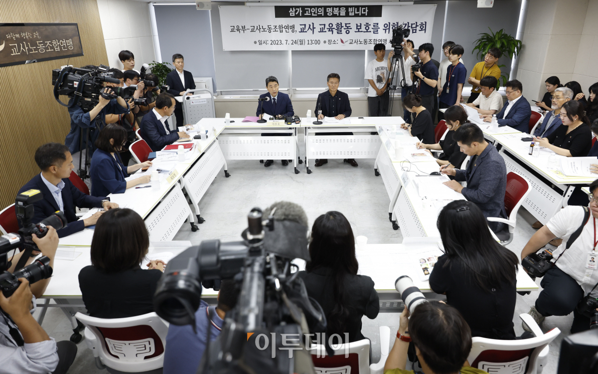 ▲이주호 사회부총리 겸 교육부 장관이 24일 오후 서울 영등포구 한국노총빌딩에서 열린 '교육부-교사노동조합연맹, 교사 교육활동 보호를 위한 간담회'에서 모두발언을 하고 있다. 조현호 기자 hyunho@