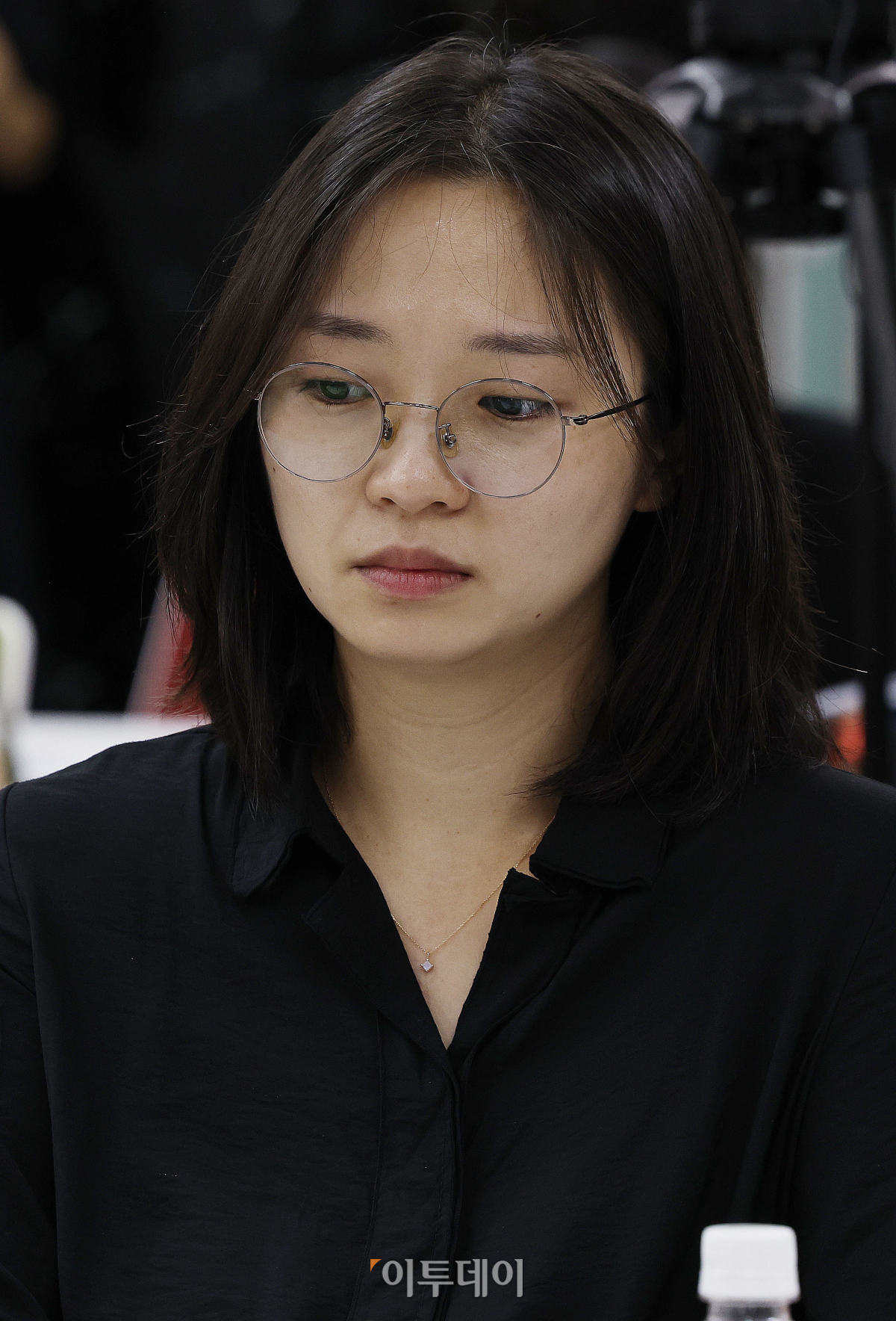 ▲박다솜 서울 인왕초 병설유치원 교사가 24일 오후 서울 영등포구 한국노총빌딩에서 열린 '교육부-교사노동조합연맹, 교사 교육활동 보호를 위한 간담회'에서 눈물을 흘리고 있다. 조현호 기자 hyunho@