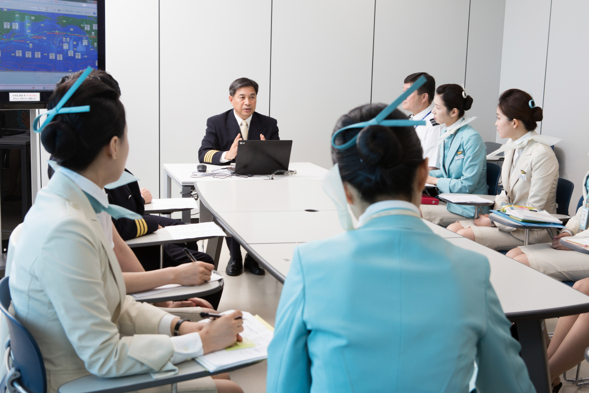 ▲대한항공 운항 및 객실 승무원들이 비행 전 브리핑을 하고 있는 모습. (사진제공=대한항공)