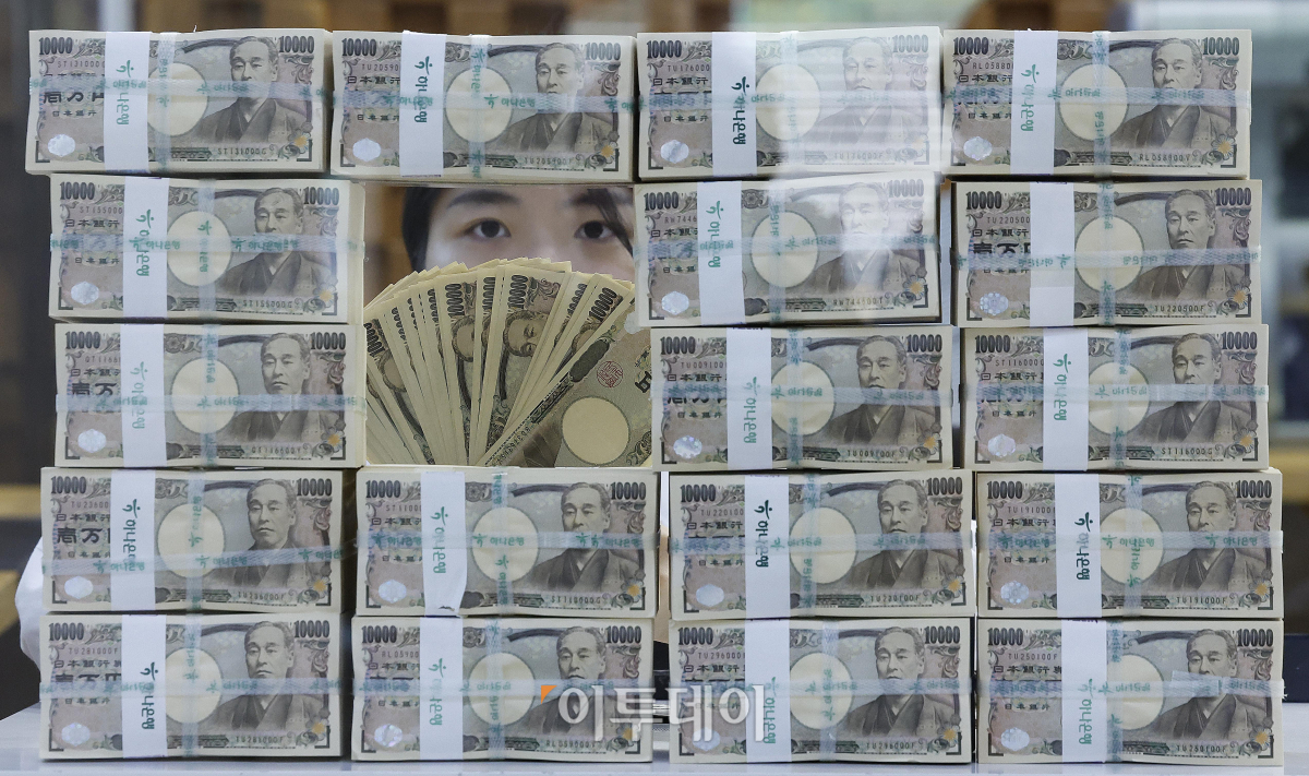 ▲24일 한국은행이 발표한 '6월 중 외화예금 동향'에 따르면 지난달 말 기준 외국환 취급은행의 거주자 외화예금 잔액은 998억3000만 달러로 전달 말보다 30억4000만 달러 늘었다.이중 엔화 예금 잔액이 5월말 62억 5000만달러에서 6월말 74억8000만달러로 12억3000만달러 증가하며 가장 큰 폭으로 증가했다. 이날 서울 중구 하나은행 위변조대응센터에서 관계자가 엔화를 정리하고 있다. 조현호 기자 hyunho@