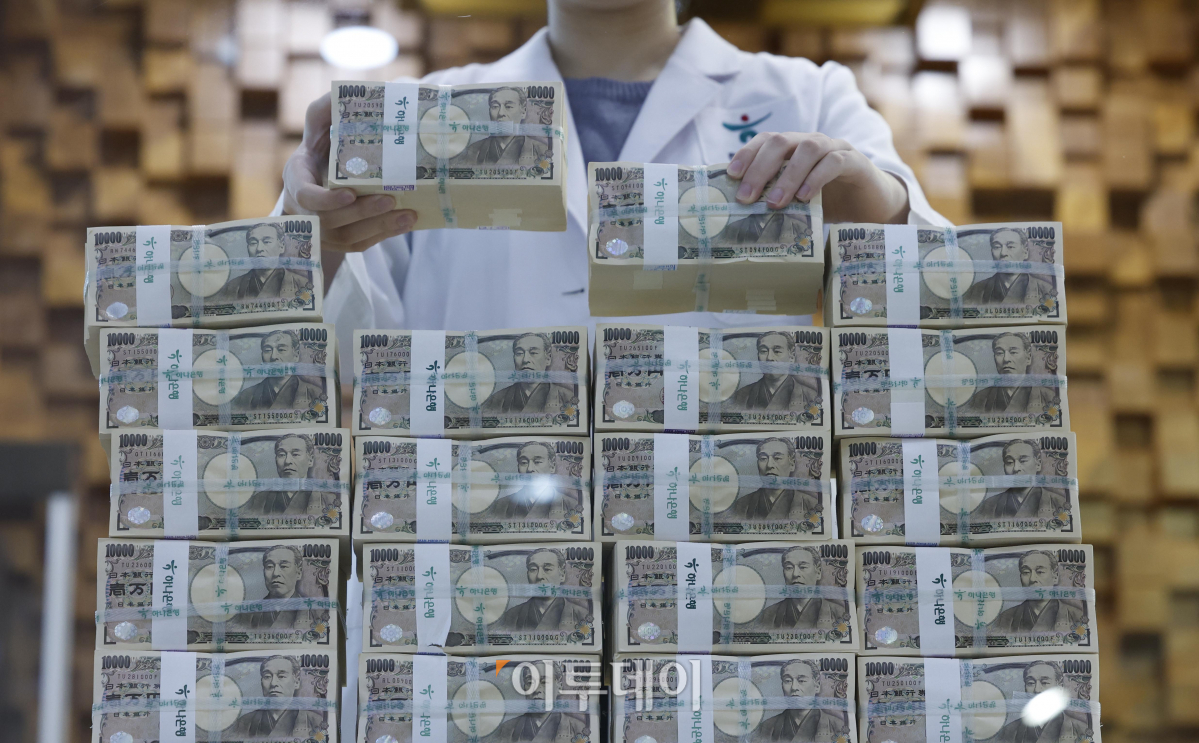 ▲24일 한국은행이 발표한 '6월 중 외화예금 동향'에 따르면 지난달 말 기준 외국환 취급은행의 거주자 외화예금 잔액은 998억3000만 달러로 전달 말보다 30억4000만 달러 늘었다.이중 엔화 예금 잔액이 5월말 62억 5000만달러에서 6월말 74억8000만달러로 12억3000만달러 증가하며 가장 큰 폭으로 증가했다. 이날 서울 중구 하나은행 위변조대응센터에서 관계자가 엔화를 정리하고 있다. 조현호 기자 hyunho@