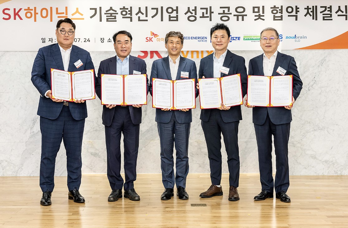 ▲SK하이닉스가 24일 이천캠퍼스에서 7기 기술혁신기업 협약식을 가졌다. (왼쪽부터) 와이씨켐 이승훈 대표, ISTE 조창현 대표, 곽노정 SK하이닉스 대표이사 사장, 코비스테크놀로지 임은재 대표, 솔브레인SLD 노환철 대표 (제공=SK하이닉스)