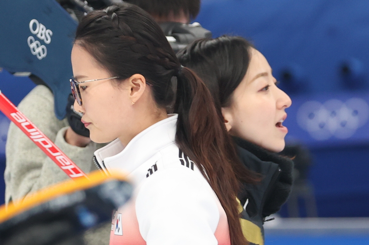 ▲2022 2월 14일 중국 베이징 내셔널 아쿠아틱 센터에서 열린 2022 베이징 동계올림픽 컬링 여자 한국과 일본과의 경기, 팀 킴 스킵 김은정과 일본 대표팀 로코 솔라레 스킵 후지사와 사츠키가 각자의 경기에 집중하고 있다. (뉴시스)